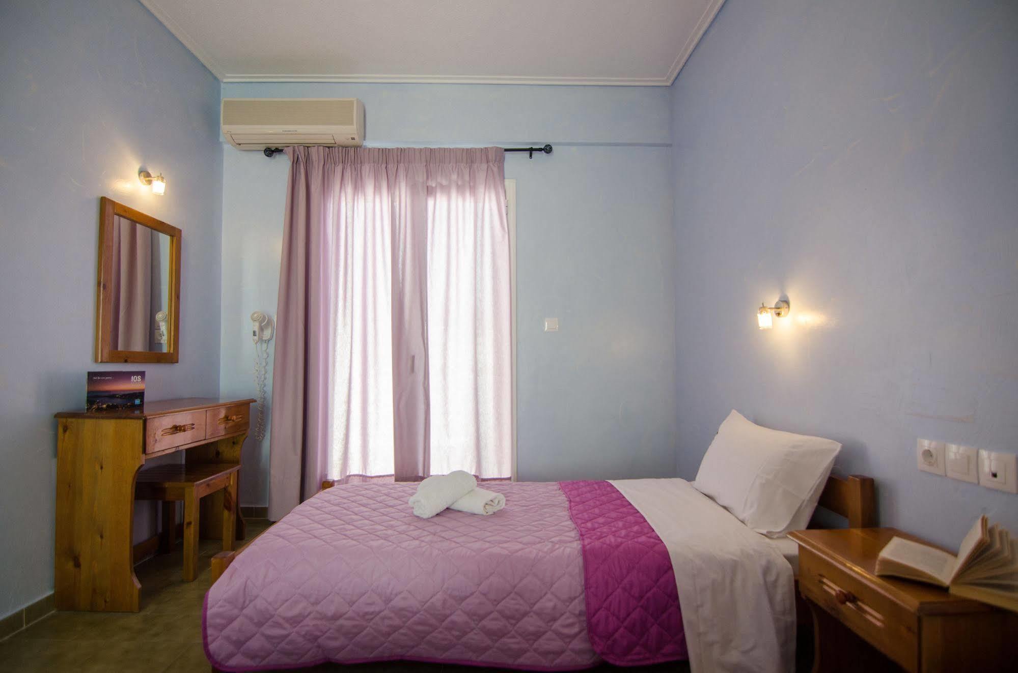 George & Irene Hotel Ios Exteriör bild